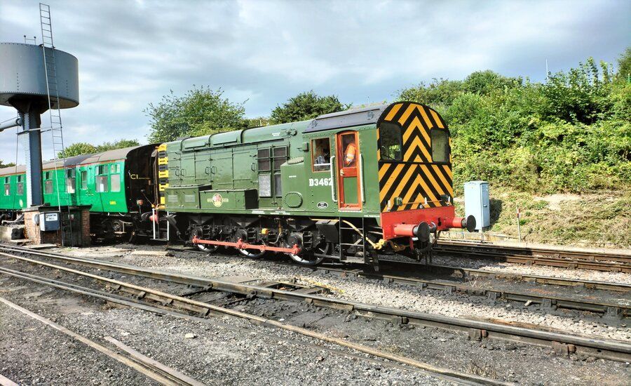Come along this weekend to ride behind 34070 'Manston' between Alresford and Alton. D3462 will be running the shuttle service between Alresford and Ropley today, with 1788 Kilmersdon taking over the Ropley shuttle service for Sunday and Monday: buff.ly/35j8az9