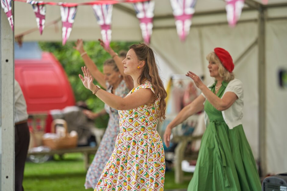 🌟 As well as drop-in crafts, bookable workshops, fascinating exhibitors and brilliant trade stalls, today you can also enjoy swing dancing and community choir performances. Come & join us for The Great Hobby Weekend starting today! rhs.org.uk/gardens/rosemo… @ExmoorMagazine