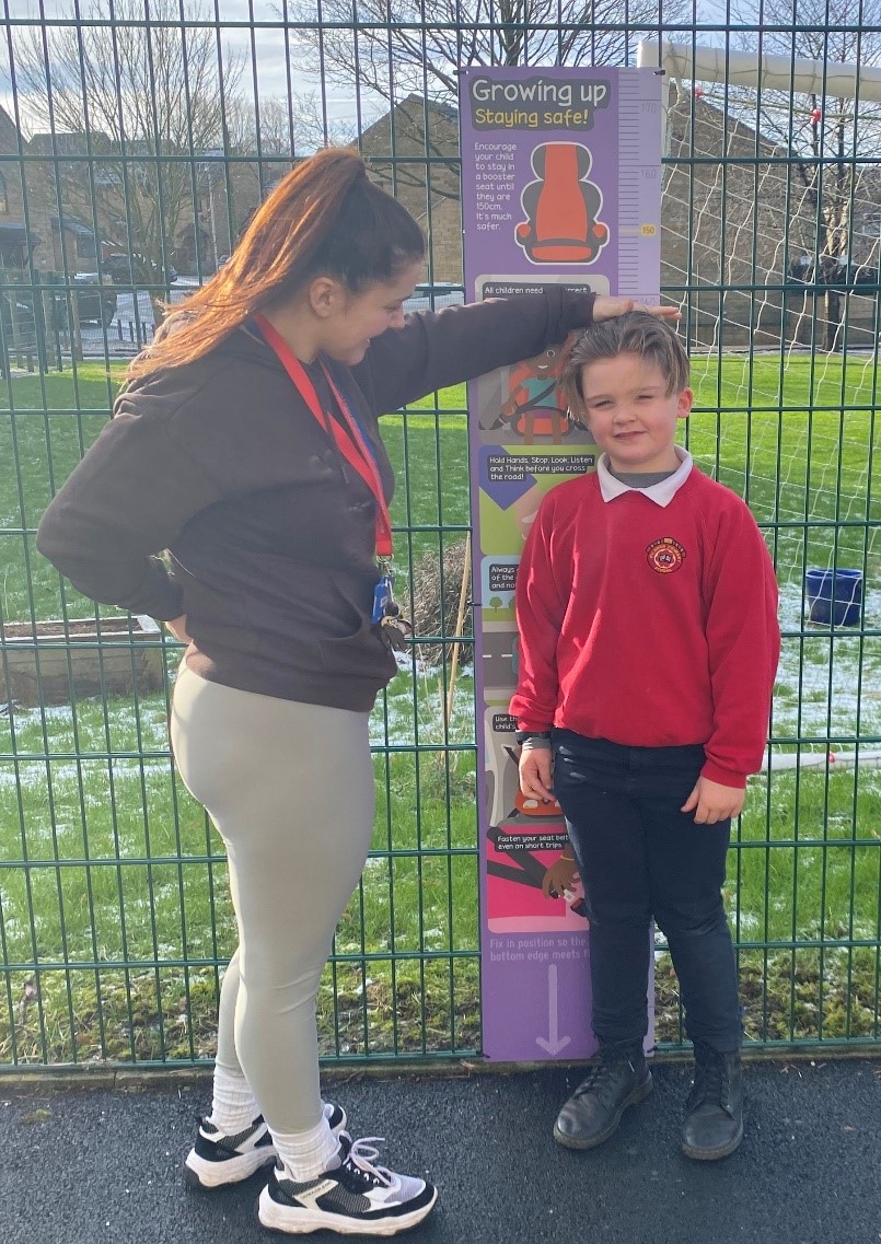 The Road Safety Team are promoting #InCarSafety by providing a measuring guide to every primary school in #Bradford. Helping parents & carers pick the safest car seat for their child. 

#Headteachers, please lookout for this arriving at school.

@VisionZeroWY  #BDSafeRoads