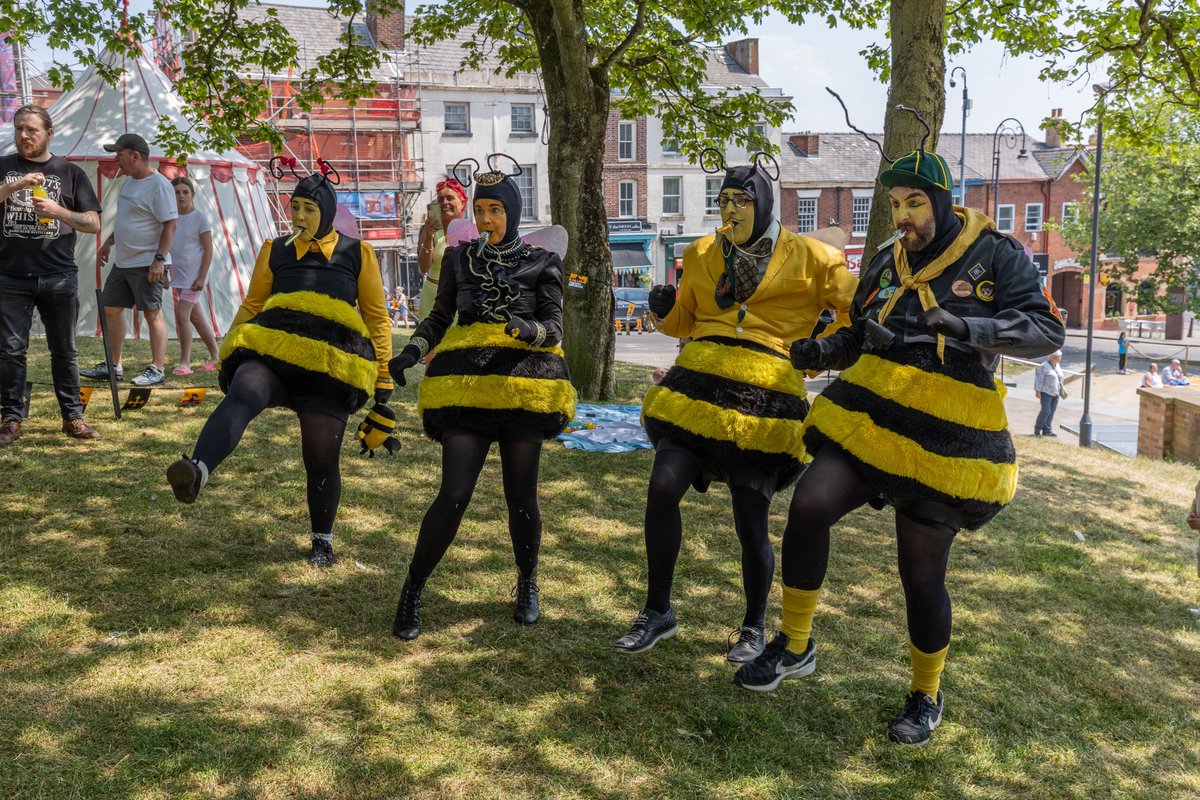 Watch out for this swarm of super friendly bees as they search for a new home in Prescot. You might even catch a glimpse of their waggle dance! #ElizabethanFayre 📅 Saturday 8 June ⏰ 11am – 5pm Read more orlo.uk/7njnY @Eggpeoplestreet