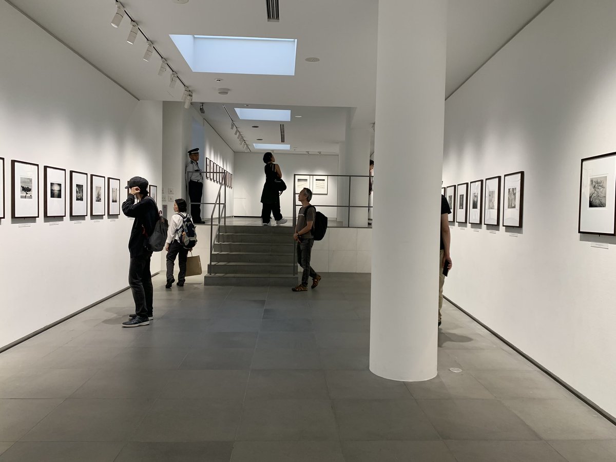 マイケル・ケンナ氏の写真展「JAPAN/ A LOVE STORY」に行ってきました。 ①引き算をして、日本的な間や余白、また静謐さを感じさせる画面構成。 ②水墨画のような質感への仕上げ。 が印象的でした。 モノクロの風景画って良いですね！ #マイケルケンナ写真展