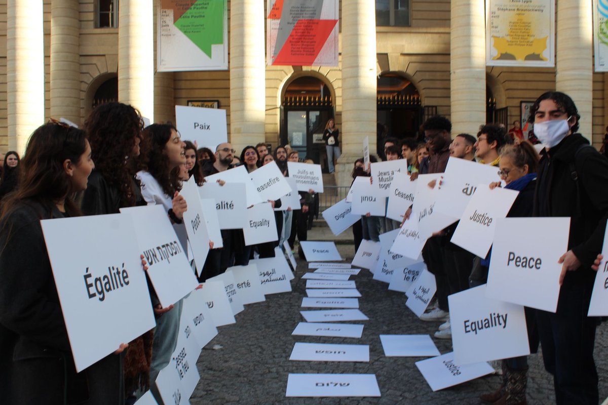 Hanna_Assouline's tweet photo. Des étudiant.e.s se de  @lesguerrieres se sont rassemblé.e.s  hier dans la solidarité et la dignité pour demander d’une même voix un Cessez-le-feu à Gaza et la Libération des otages. Ils ont affirmé ensemble leur refus de la haine raciste, antisémite et islamophobe. https://t.co/JTnT8UxaTR