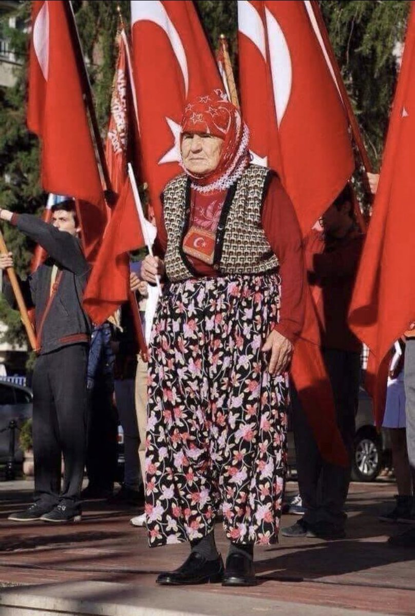 ANA 🇹🇷 VATAN Toprak Eğer Uğrunda Ölen Varsa Vatandır. Ana vatanı için binlerce kefensiz yatandır. Ay yıldıza can verirken şehitler Arşa çıka çıka kuruldu vatan. bir ölür bin doğarız biz kadınız ana vatanız. 🇹🇷🇹🇷🇹🇷 @ittifak_GM @muhittinbay27 @ittifakgazi27 @FayatBay