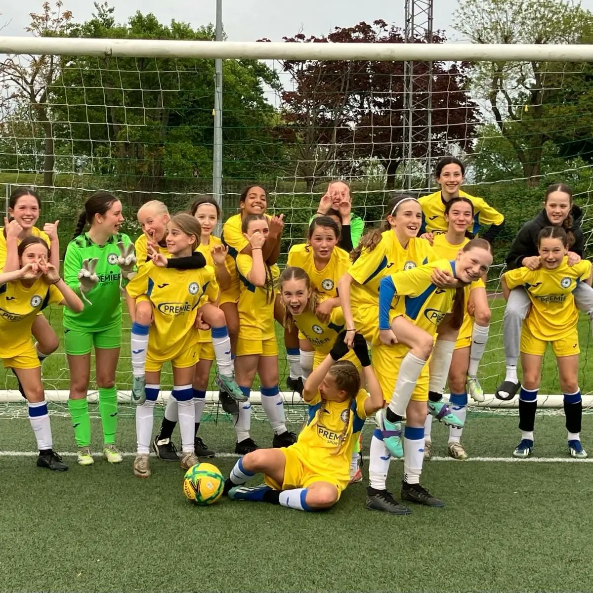 Under 12 girls put on another great show tonight against @SpursOfficial in the capital. Another 11 aside friendly and another impressive win. 3-0 was the final result.