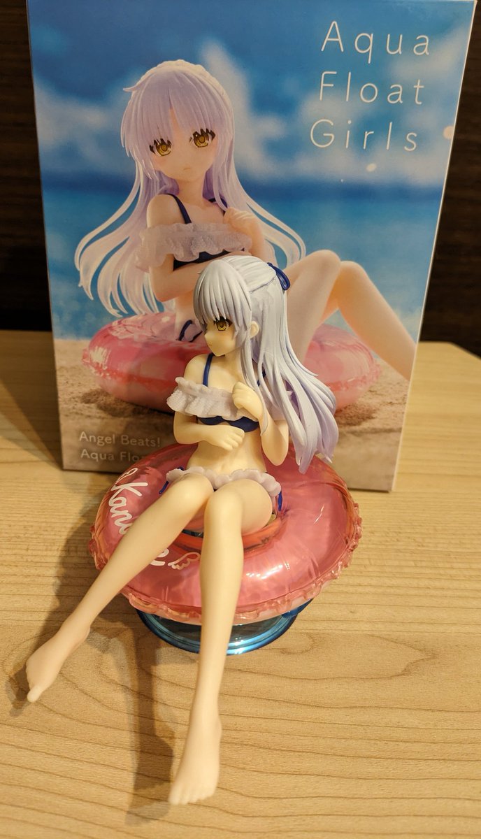 【フィギュア立ち姿】
AngelBeats！Aqua float Girlsフィギュア　立華かなで。
外箱と店内POPに惹かれた。土台、浮き輪(名前印字)、本体の3パーツ。気になっていたけど、取り逃していたシリーズだったので取れて良かった。
かなり気に入った。