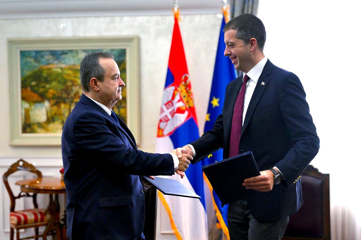 У @MFASerbia данас је извршена примопредаја дужности између одлазећег министра Ивице Дачића и новог шефа српске дипломатије @markodjuric . 📃 mfa.rs/mediji/saopste…