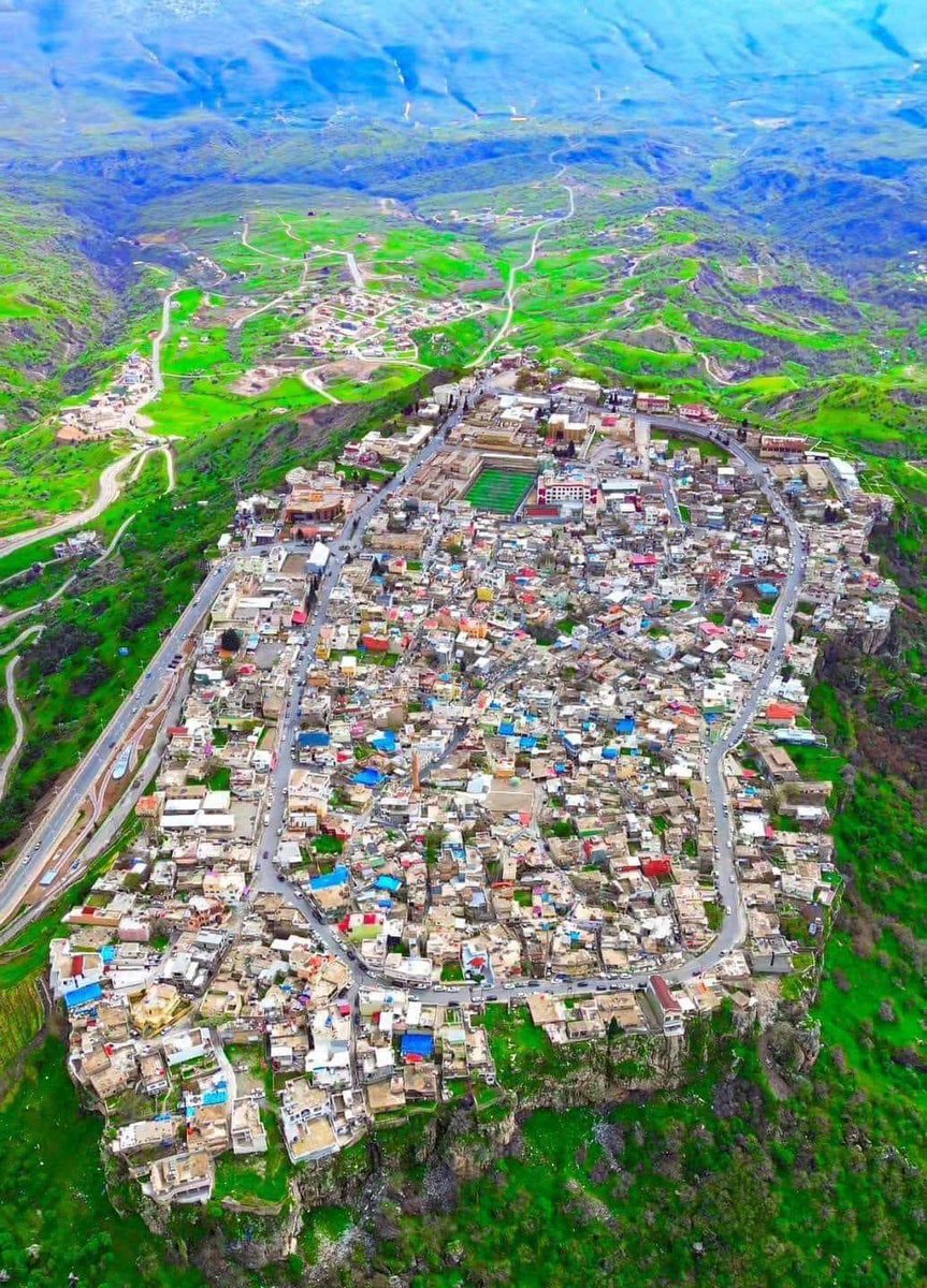 المدينة الثابتة والغير قابلة للتوسع كونها مبنية فوق احدى قمم الجبال في محافظة دهوك... انها مدينة العمادية/ كوردستان