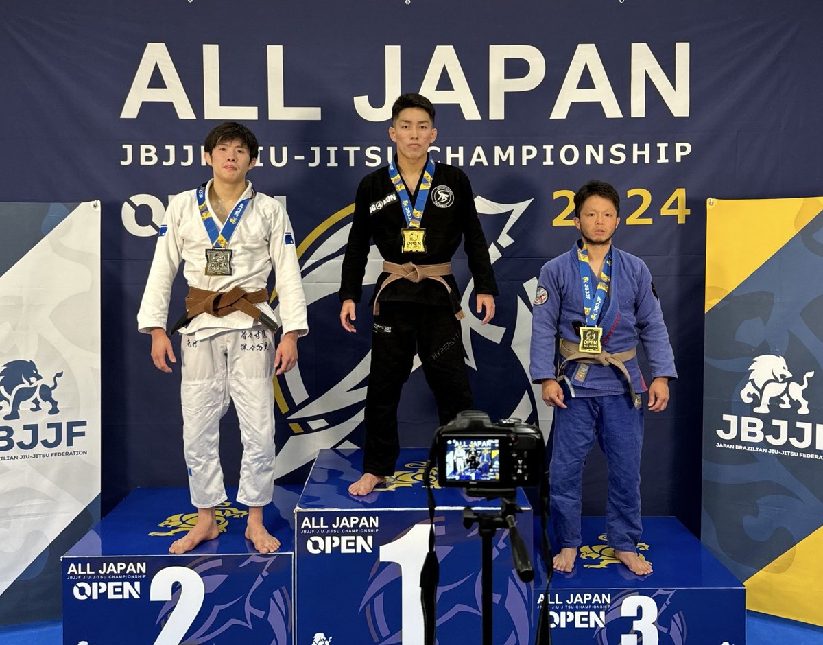 harubjj0510's tweet photo. 【JBJJF 第10回全日本ブラジリアン柔術オープントーナメント】
茶帯ルースター級で優勝しました。
3月に茶帯を頂き、今回がデビュー戦でした。
強豪相手に勝ちきれたのがとても嬉しいです。
月末のワールドでも結果を残せるよう、日々の練習頑張ります。
#triforcebjj
#HyperflyJapan
#石井道場 https://t.co/EN0EItkGEq