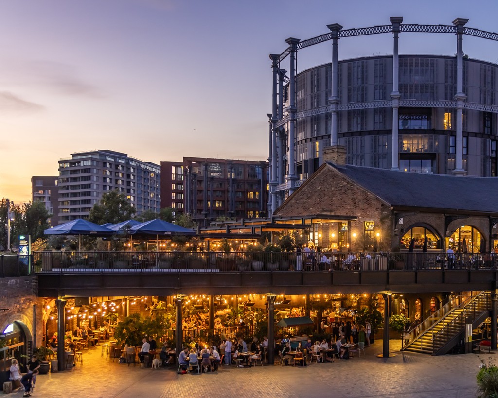 Balmy evenings dining alfresco at King's Cross at getting closer! There are so many eateries with beautiful terraces to choose from at King's Cross, most with heaters and blankets for chillier evenings. Find out more at: l8r.it/ua4Z