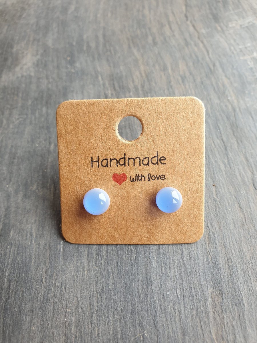 Beautiful blue colour within these handcrafted fused glass and sterling silver stud earrings. #ukgiftam #ukgifthour #handmade #etsy #shopindie #giftideas buff.ly/3QrkUIe