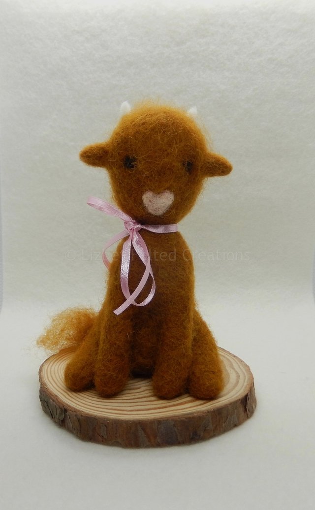 #MHHSBD 𝗟𝗼𝗼𝗸𝗶𝗻𝗴 𝗳𝗼𝗿 𝗮 𝗴𝗶𝗳𝘁 𝗳𝗼𝗿 𝗮 𝗰𝗼𝘄 𝗹𝗼𝘃𝗲𝗿? Meet Heidi the Highland Cow. I've given this needle felted decoration a little update. 😍 She's now sitting on a wood slice and I've tied some ribbon round her neck (the ribbon is removable). 🎀 Heidi is…