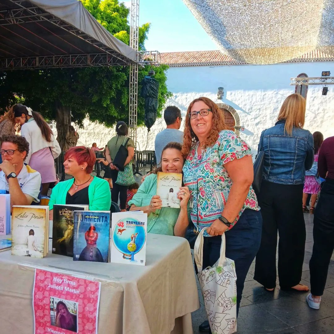 ✍️📚 Las #escritoras no somos nadie sin las personas que nos leen y que nos regalan su cariño. 

¿Lo mejor de la Feria del Libro de Los Llanos de Aridane? Las personas que leen, eso siempre.
Gracias tantas bellezas que se acercaron a querernos. 🙏😘

📸 Emilia 💞
#diadellibro