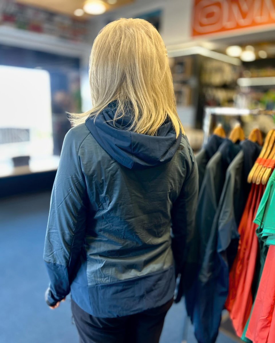 Carolyn wearing the new @inov_8 Performance Hybrid Jacket in Slate / Navy. 🫐

This innovatively designed jacket makes clever use of premium, cutting edge fabric to provide that rarest of combinations: breathable insulation.