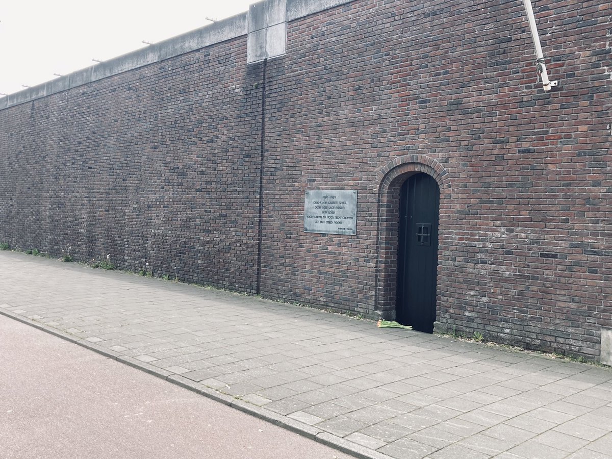 Toen &amp; nu #DenHaag 1941
#Oranjehotel

Op 8 april 1941 worden 157 Geuzen weggevoerd uit het Oranjehotel. Vier Geuzen op de foto zijn geïdentificeerd: Leen Kop, Jan van Leeuwerden, Daan Hoek en Willem Assenberg. De eerste 3 overleefden de oorlog, Assenberg stierf in 1943 in Dachau.