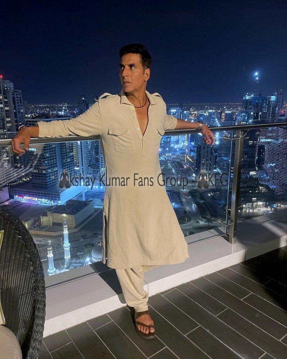 PIC : #AkshayKumar𓃵 posing for a clothing brand few days back