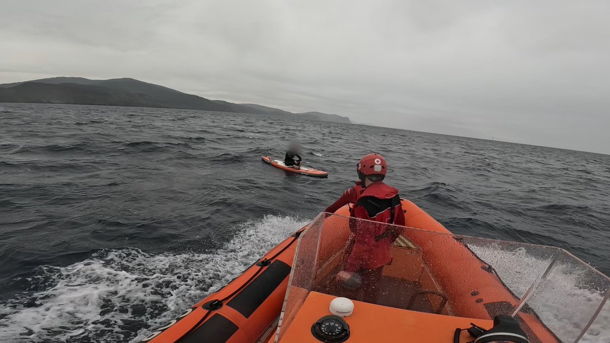 [#CruzRojaEnElMar] Activada la base de #Bermeo, tras petición de @112_SOSDeiak, para asistir a un paddle surfista arrastrado por la corriente mar adento a la altura de #Bakio. Ha sido rescatado y acercada a la playa de Bakio. No precisaba atención sanitaria. #uretan