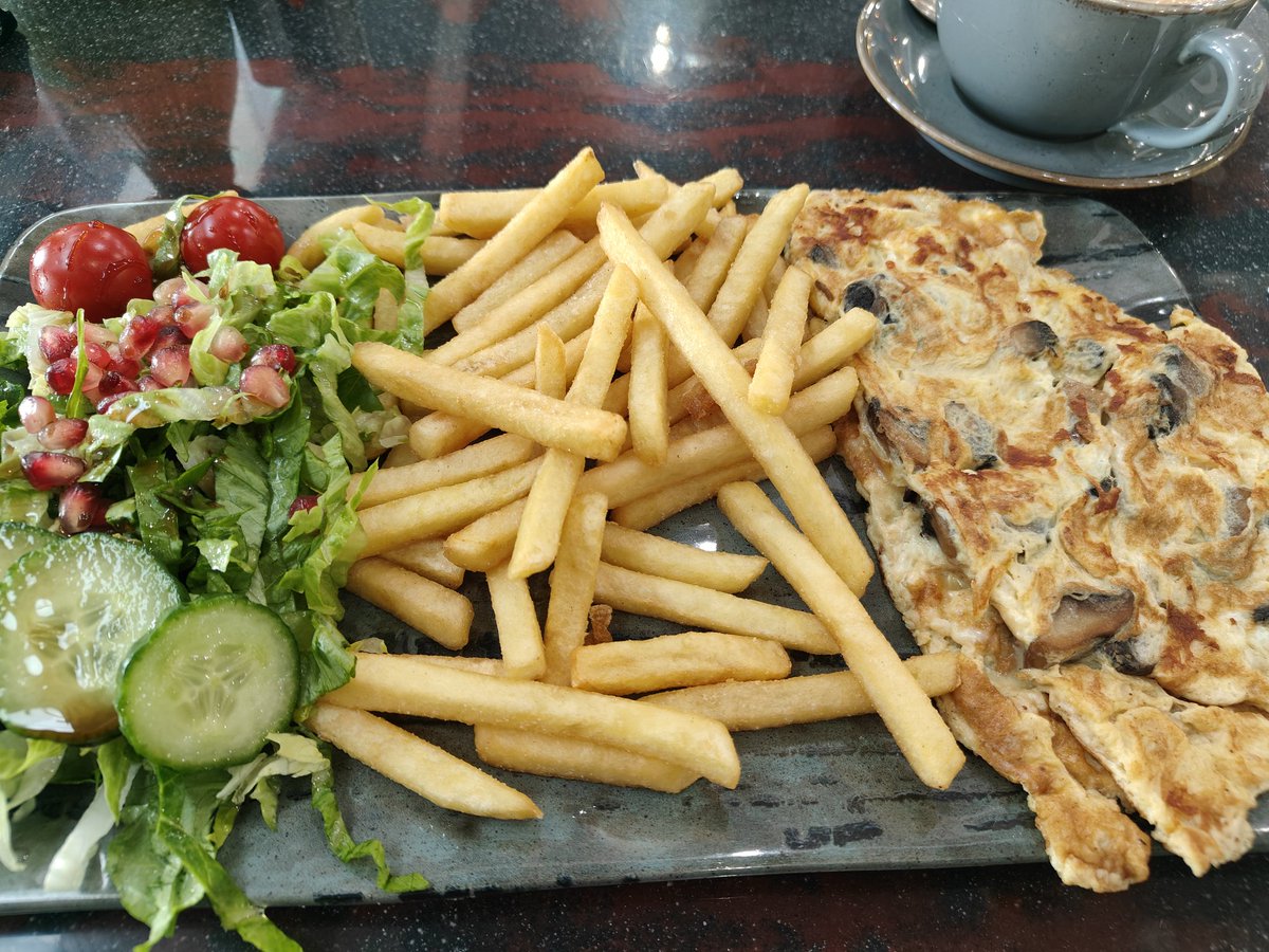 The size of this portion...asked for mushroom cheese omelette...never knew it'd come with these sides as well...

Some breakfast this.

#traveldiaries2024