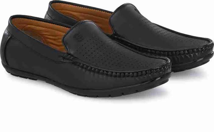 In #Punjab, slip-on shoes for men are called #Gurgaabi (#Persian ?) I don’t know what the ones for women are called. What are they called in your region ? #Languages #Etymology @PunjabiRooh @ssharadmohhan @Peachtreespeaks @avtansa @iqtibaas88 @sialmirzagoraya @JAJafri @iamrana