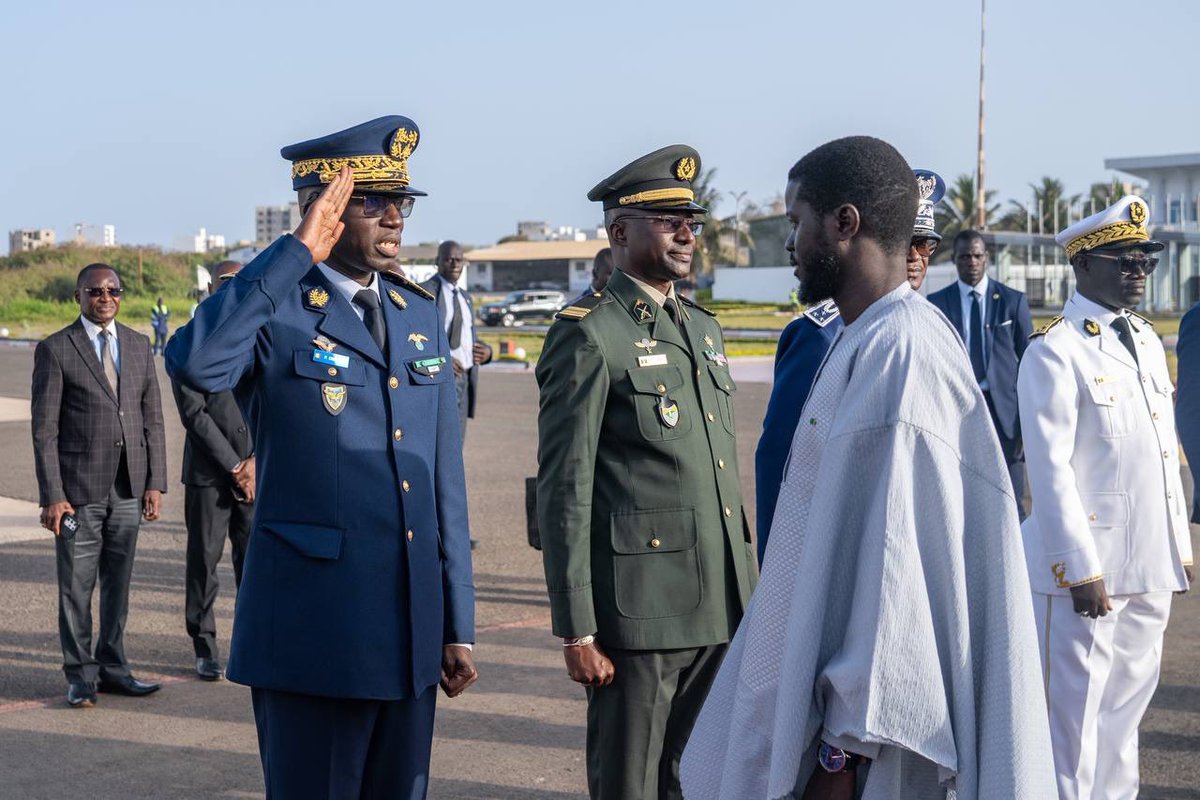 À l'invitation du Président gambien, Son Excellence Monsieur Bassirou Diomaye Faye @PR_Diomaye a quitté Dakar ce matin pour participer au 15e Sommet de l'Organisation de Coopération Islamique (OCI), prévu les 4 et 5 mai 2024, à Banjul.
