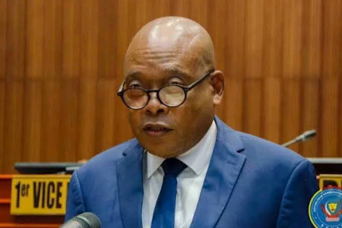#RDC: STEVE MBIKAYI*
Tribune libre 42
L’ Inaptocratie s’est installée en RDC*
De plus en plus, la classe politique est constituée des personnes qui n’ont jamais travaillé. Sous l’influence familiale ou par la corruption des organisateurs des élections et des juges, des sans