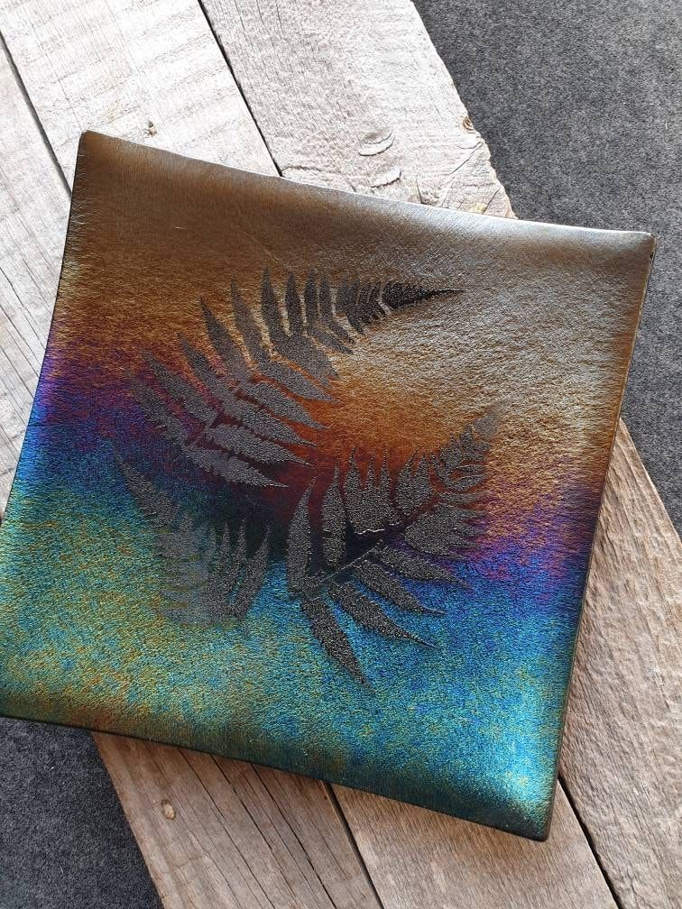 Amazing large handcrafted fern leaf fused glass bowl. Beautiful shimmering colours and raised fern leaf design in this large square bowl. Comes with a plate stand and looks stunning on a table. #ukgiftam #ukgifthour #handmade #giftideas #shopindie buff.ly/3JIx5g6