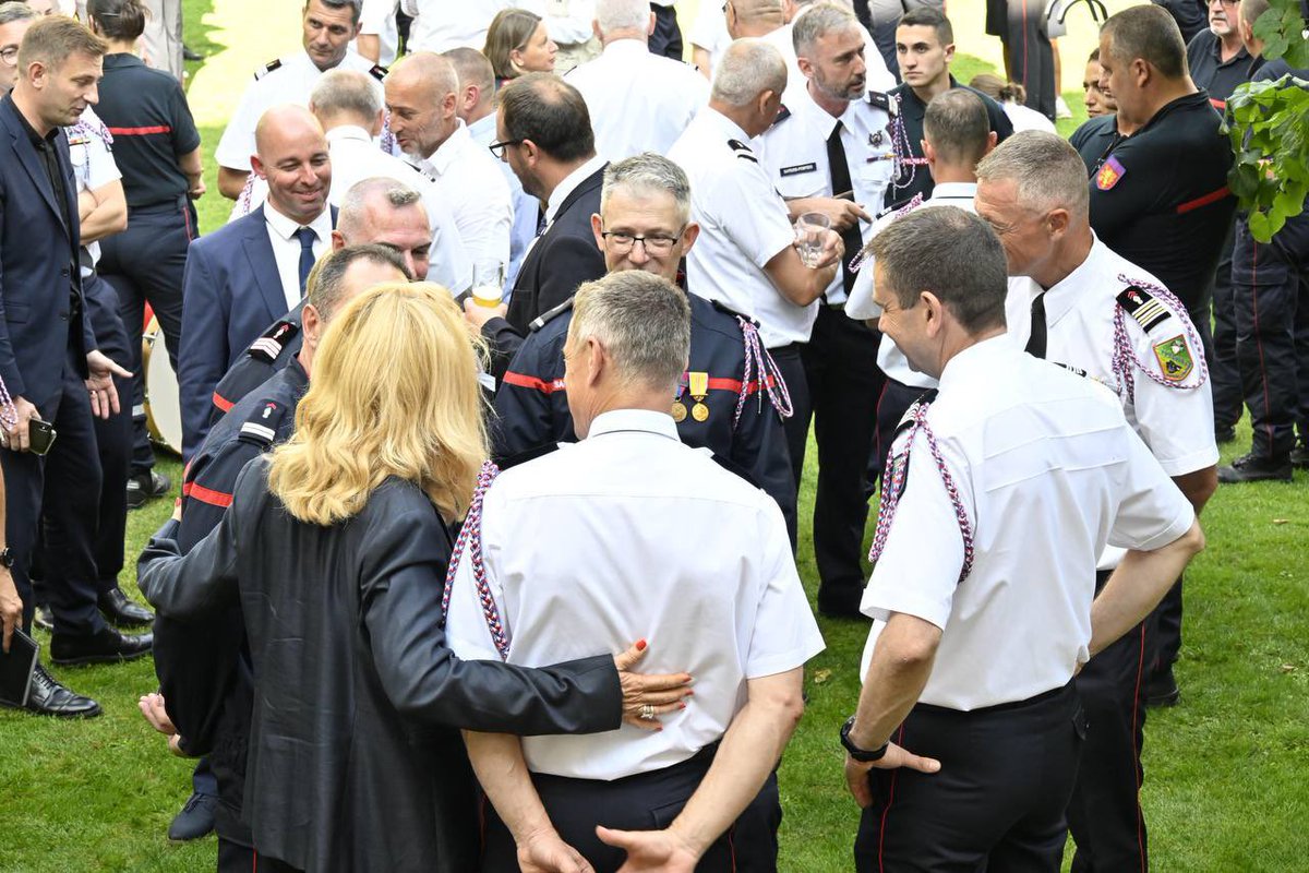 #JournéeInternationaleDesPompiers | Partout dans le monde, ce 4 mai, les pompiers sont mis à l’honneur 🧑‍🚒

L’occasion de remercier et saluer les 254 800 sapeurs-pompiers engagés en France, chaque jour, pour la sécurité de tous ! 🇫🇷