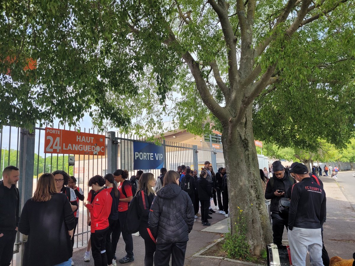 [ÉVENTUELLEMENT] 🏆 Les Floriacumoises en #finale de la #CoupeDeFrance de #football ! 🔎 Rendez-vous à 15h pour la grande finale contre le PSG. Les supporters du @FCF91_feminines sont arrivés à Montpellier, allez Fleury ! 👉 Match retransmis sur écran géant à la salle Malraux.