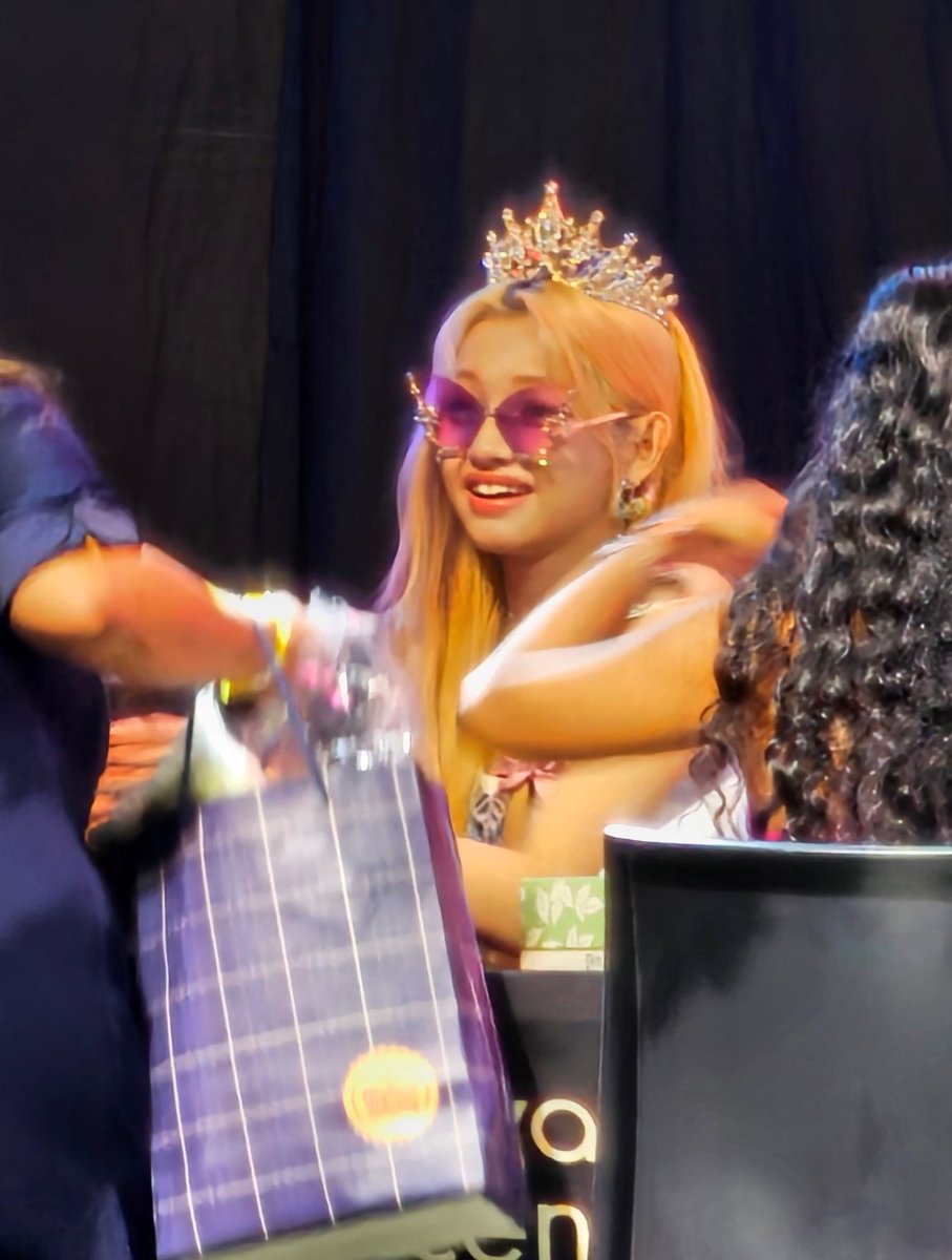 a fan gave gehlee a crown 😭🥺