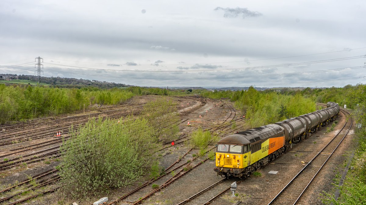 The old track at Healy Mills is being lifted. Six new sidings are to be laid so the former marshalling yard can be used as part of the Transpennine Route Upgrade. Colas 56090 with 6E44 1005 Colas Ribble Rail to Haverton Total on 18/04/24