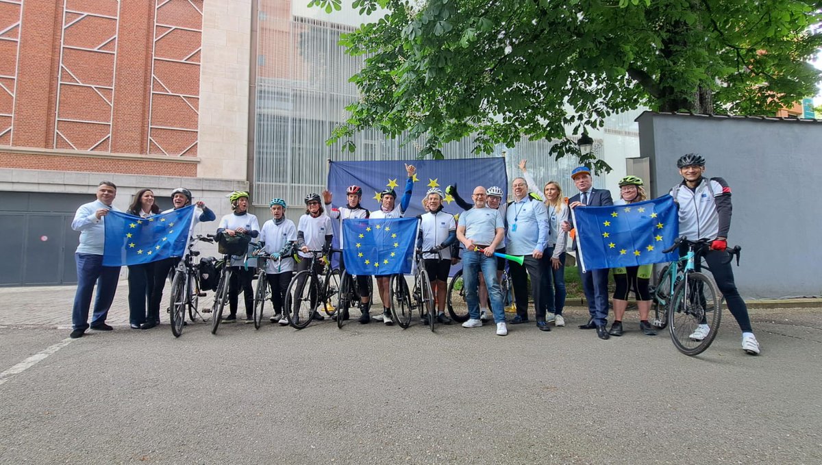 🎉The 500 km bike trip between Caen & Brussels to promote the #EUelections2024, has arrived at its destination. 👏

🗨️ @BrunoChoix calls on European citizens to 'not vote in protest, but to vote constructively & objectively, whatever idea they have '. 🗳️

#UseYourVote #EUOpenDay