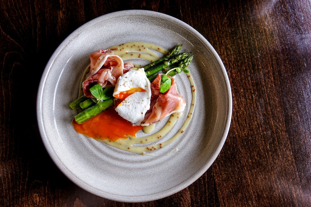 Asparagus season has to be one of our favourite times of the year!

📸: Asparagus, poached Burford Brown hens’ egg, prosciutto ham, grain mustard and honey dressing

@themoathouse

#TheLewisPartnership #Stafford