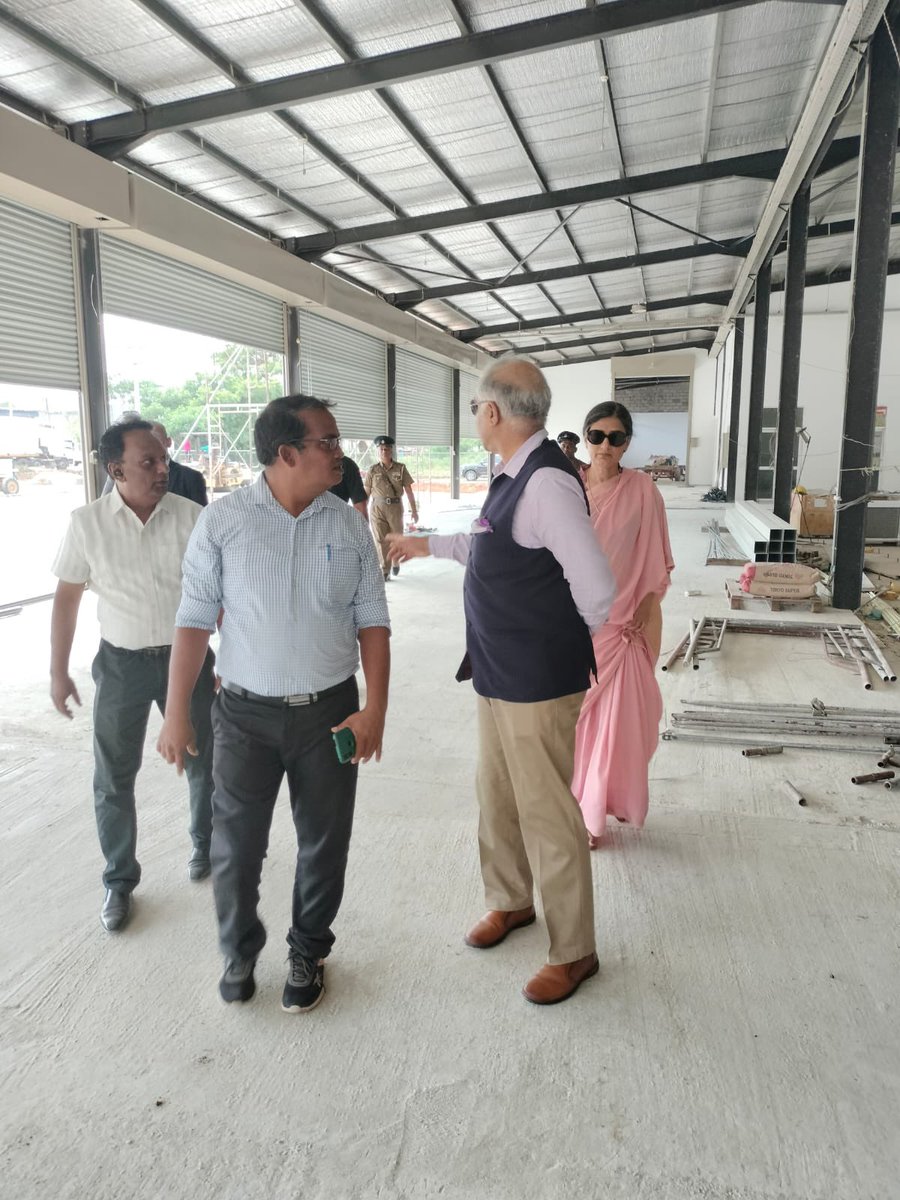 #Indian projects mark several firsts in 🇱🇰. HC @santjha visited the 5000 MT temperature-controlled warehouse in Dambulla. The first of its kind facility which is nearing completion will help the farmers in the region to reduce their post-harvest losses considerably.