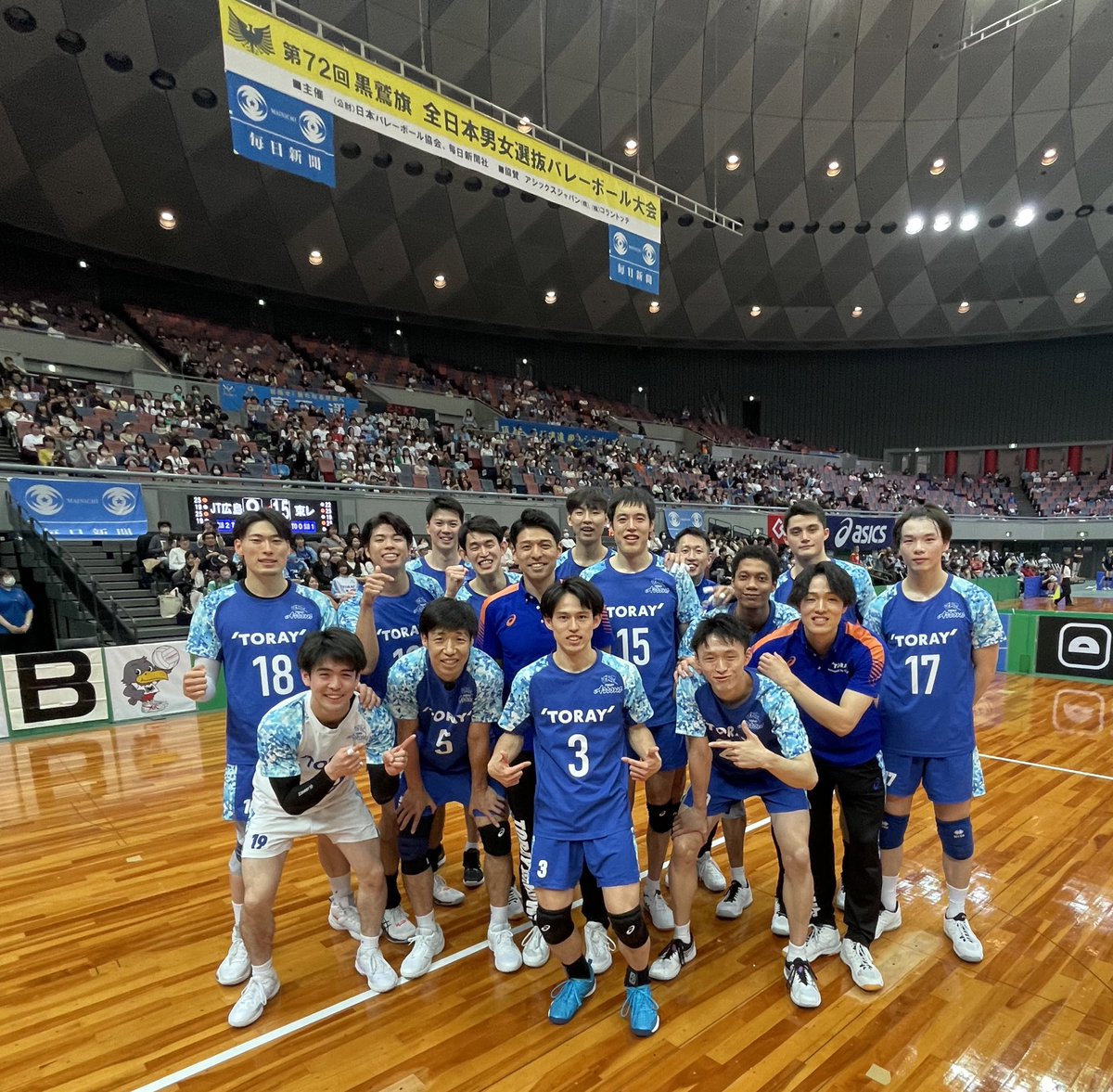 黒鷲旗
準々決勝
5/4
東レアローズ🆚JTサンダーズ広島

セットカウント ⭐️3-2
   22-25○
○25-19
   19-25○
○25-19
○15-8

みなさんの応援📣すごかった👍感謝
勝った‼️
すごい‼️

🟨🟥飛び交う大波乱
でも
🟦がしっかり勝つ
明日も🟦で

#東レアローズ
#執念
#心はひとつ
mainichi.jp/kurowashiki2024