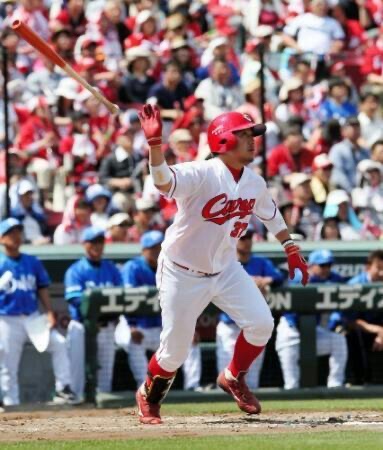 松山竜平 なんと10年前の今日 2014年５月４日も同じマツダスタジアム横浜DeNA戦で逆転２ランホームランを放ち当時の背番号18前田健太のシーズン３勝目をアシストしていたという事実w GWの松山と言えばで覚えていたけど調べたらまさか同じ５月４日だったとは…笑 これまた10年越しの運命なのか…笑