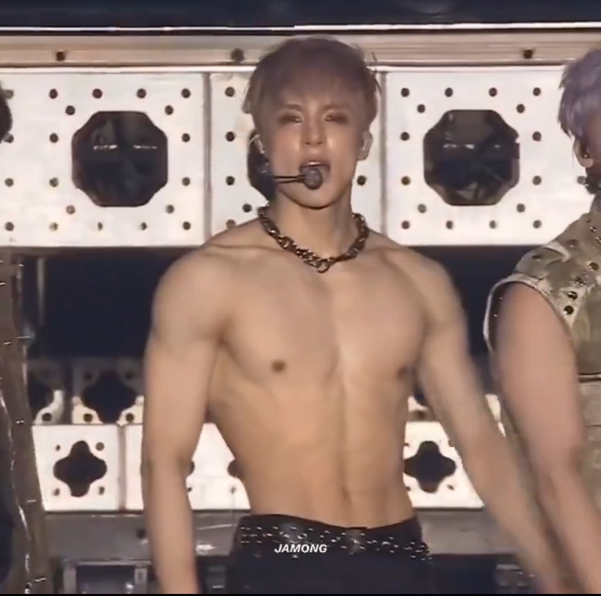 까우 lll tweet media