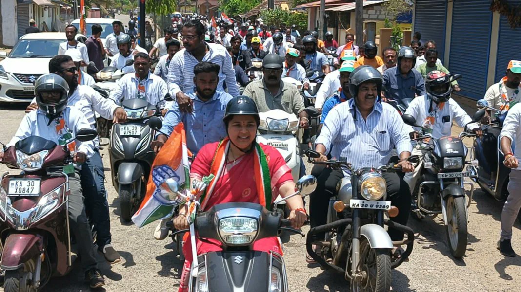 #DrAnjaliBlitz: Dr Anjali Nimbalkar BLITZKRIEG in BATTLE GROUND Karwar, UttaraKannada.

📌CONG Candidate #DrAnjaliNimbalkar's Bike Rally enthused the Congress Cadres in Pollbound #UttaraKannada

#LokSabhaElections2024 
#KarnatakaPolitics