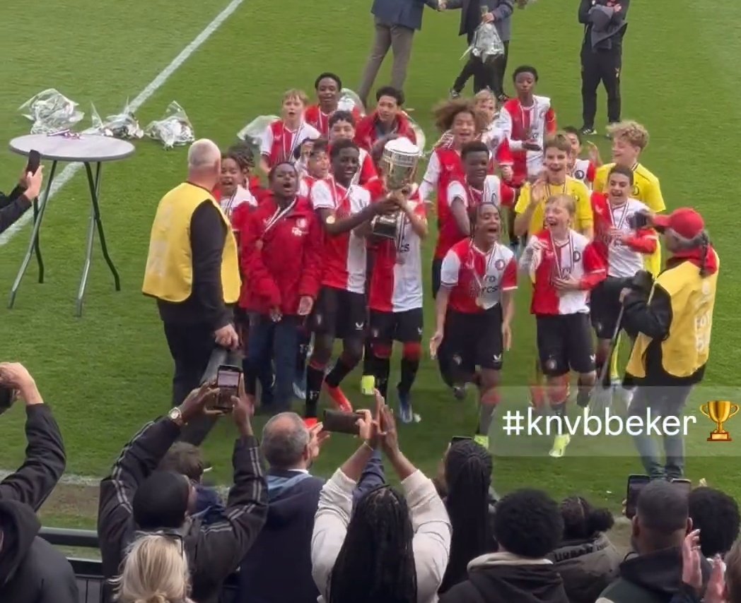 Feyenoord O13 viert het winnen van de beker! 🔥👍🏻