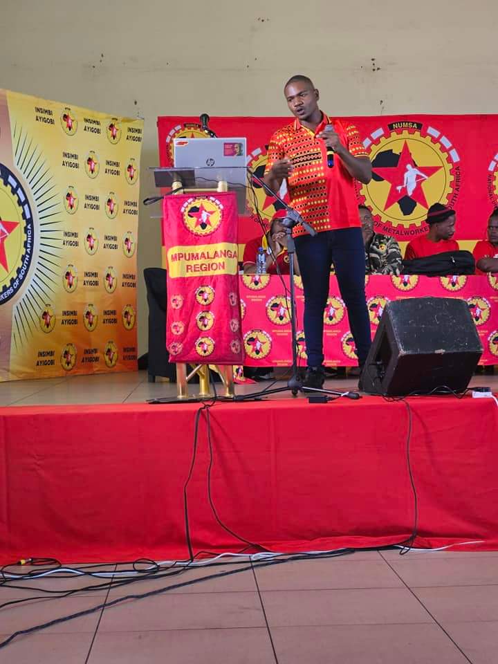 The NUMSA HOD of Education Vuyo Toli is taking workers through the history of NUMSA as part of political induction in Mpumalanga #NUMSAEverywhere #ForTheLoveofTheWorkingClass ❤️🖤💛