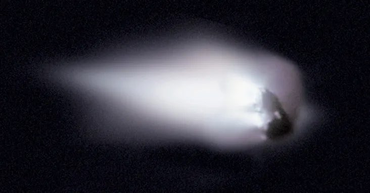 Este cometa, conocido por su visita cada 76 años, deja tras de sí un rastro de escombros que, al entrar en contacto con la atmósfera terrestre, se convierten en los brillantes meteoros que vemos desde la Tierra.