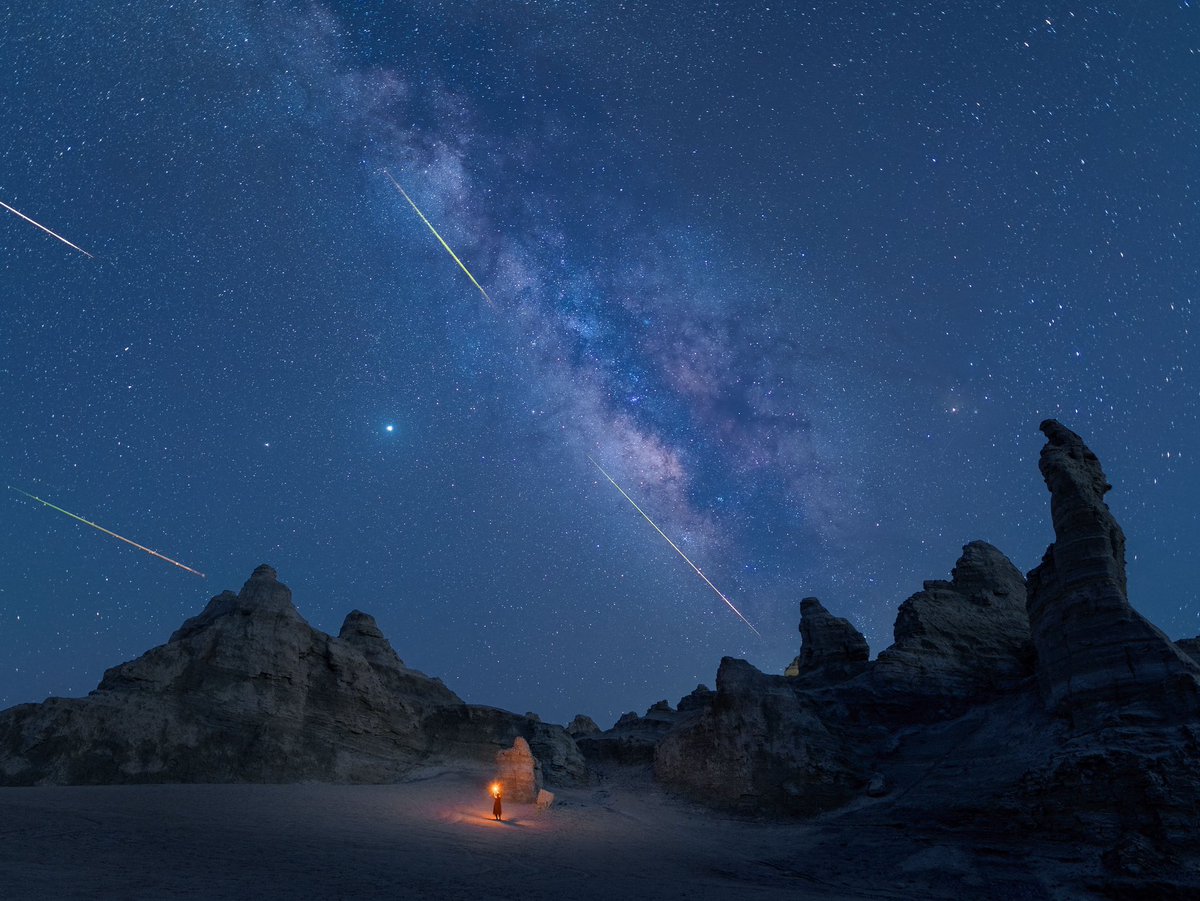Las Eta acuáridas son conocidas por su velocidad; los meteoros viajan a unos impresionantes 66 km/s, lo que a menudo permite ver impresionantes estelas de luz en el cielo nocturno.
