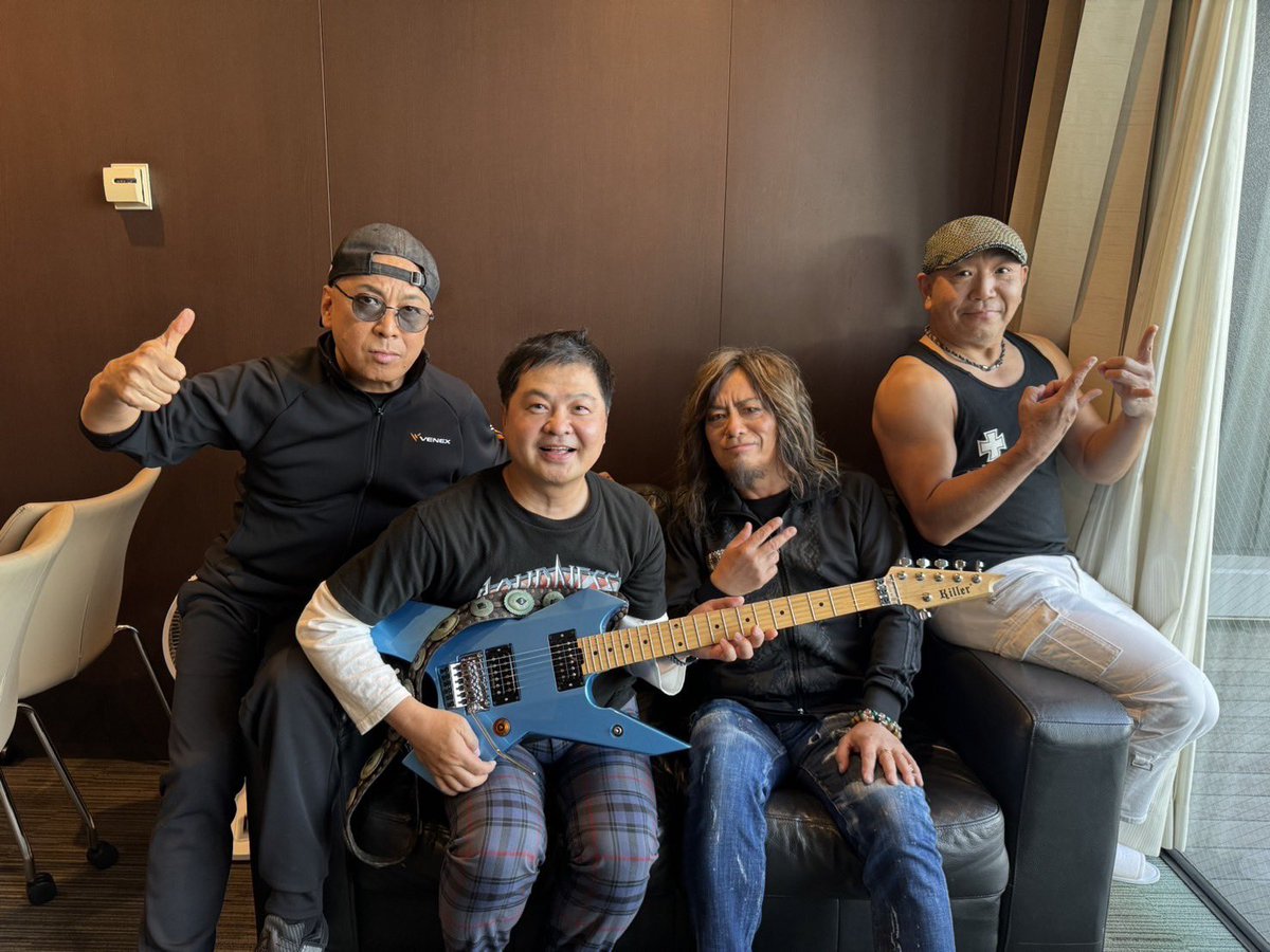 ラウドネス
めちゃくちゃ最高だった
しかも一緒に撮ってもらった
セットリストも最高
イェイ
we are the loudness guy