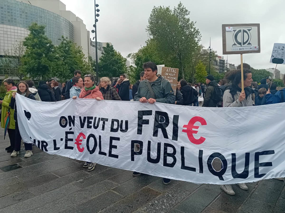 Ce matin, les élus et camarades #SocialistesDeParis @GroupePEC sont mobilisés à l'appel des syndicats enseignants et des parents d'élèves pour dire NON au choc des savoirs et réaffirmer notre soutien à l'#ÉcolePublique et à celles et ceux qui la font vivre. #TouchePasÀMonÉcole