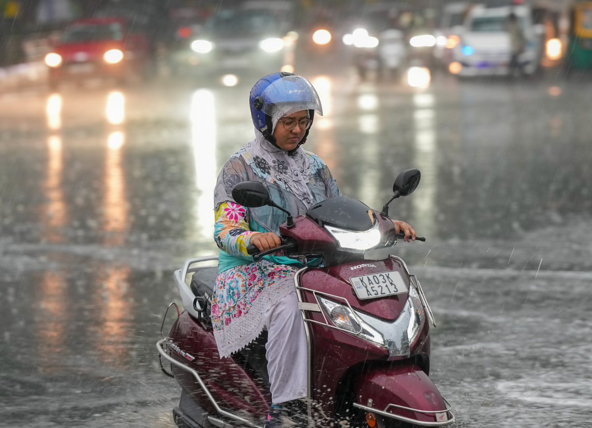 #Bengaluru residents rejoice city's first heavy #rain; others lament over waterlogging, #traffic  

Read more here: hindustantimes.com/cities/bengalu…