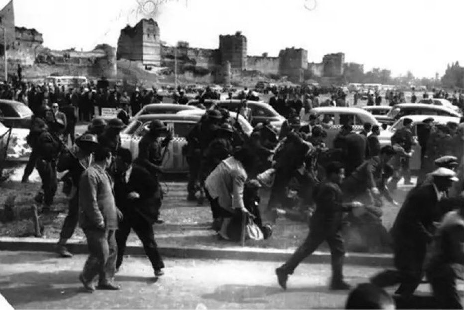 İnönü'ye saldırı. 4 Mayıs 1959 Demokrat Parti gücünü kaybediyor. İsmet İnönü İstanbul’da Topkapı yönünde giderken başka bir araç tarafından önü kesilir. Öfkeli ve kalabalık bir grup tarafından etrafı sarılır. Ellerinde taşlar, sopalar, demir çubuklar ve pankartlar... “Vurun…