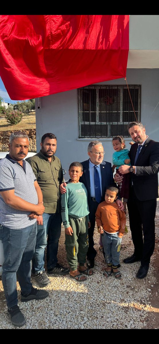 Kudüs Şehit'imiz Hasan saklamaz'ın cennet ehli ailesini Şanlı urfa daki evlerinde ziyaret ederek tebrik ettik .