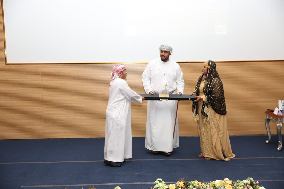 بمشاركة شعراء خليجيين
ختام أمسية مندوس الخليج الشعرية بمسقط
متابعة : سعيد الهنداسي
تصوير: مها المنذري
اختتمت بمدرسة روائع المعرفة مساء الجمعة أمسية مندوس الخليج الشعرية بمشاركة أسماء شعرية خليجية لامعة ، رعى حفل ختام الأمسية صاحب السمو السيد تيمور بن فيصل آل سعيد ، وبحضور شريفة