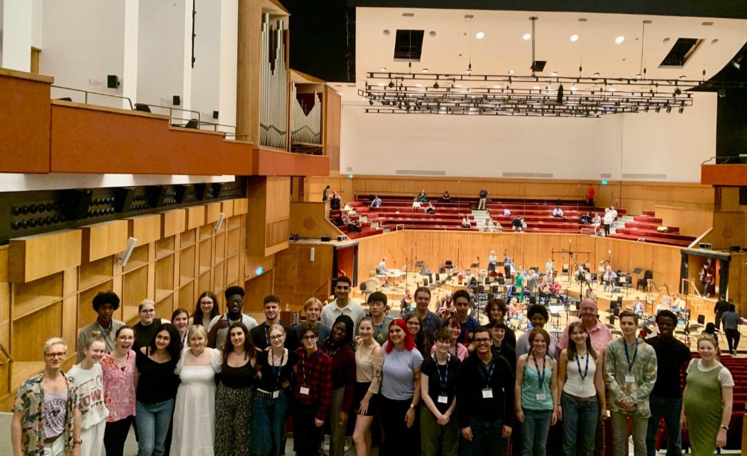 Here they are..some of the fabulous @GabrieliCandP ROAR team after recording Elgar Gerontius. Now officially 'top of the charts'!! I'm so proud of these amazing young people and their coaches 🤗