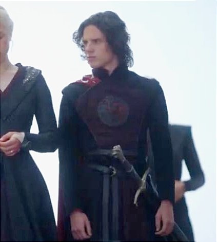 Just noticed Jace's new outfit matches Aegon's king outfit, with the three headed dragon in the chest, the lapel and the collar.
Jacegon brain going brrrree