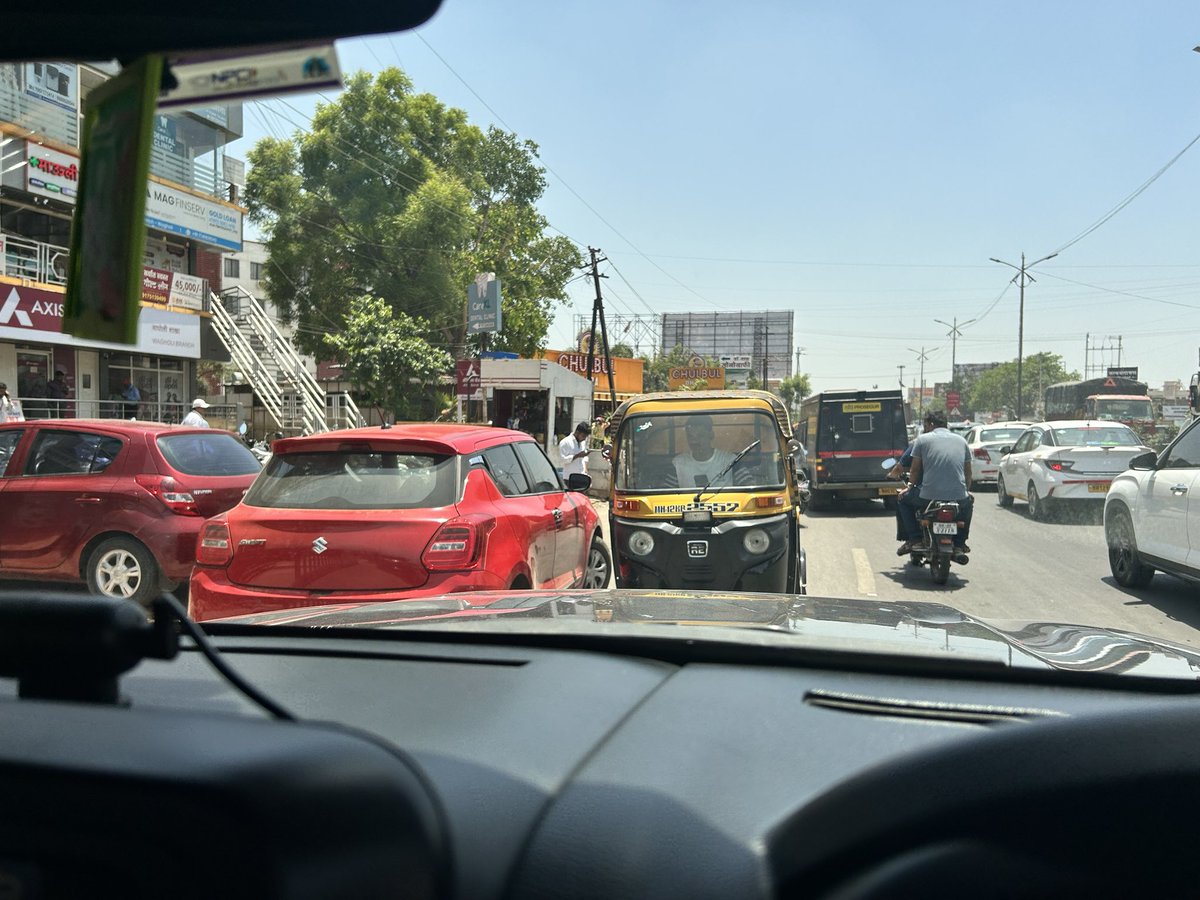 This auto causing traffic jam in Wagholi at around 1:30 PM. @PuneCityTraffic kindly issue a challan @WagholiHSA @team_waco