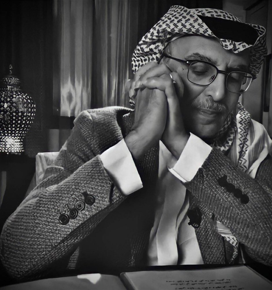 غاب البدر ,فقيد الشعر والأدب 

صباحٌ يحمل الأسى .. رحل من كان بدرًا في سماء الشعر 
ولن ترحل من قلوبنا حروفه التي لامست أعماقنا ،وواست دموعنا ، ستُخلد قصائده في وجداننا دوماً وسنُردد أبياته طول الدهور 

رحمك الله يا مُهندس الكلمة وجعلك في روح وريحان جنات النعيم
 #بدر_بن_عبدالمحسن